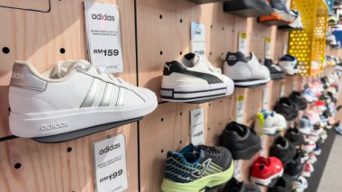 Penang, Malezya 18 Nisan 2025 Bir perakende sergisi popüler markalardan bir dizi spor ayakkabısı, alışverişçiler için fiyatlar ve stiller vurgulanıyor.