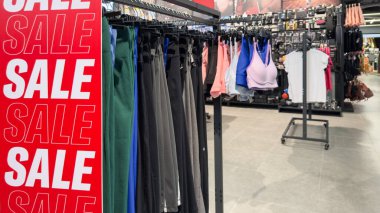 Penang, Malezya 18 Nisan 2025 Bir perakende mağazası çeşitli atletik giyim ürünleri sergiliyor, özellikle renkli giysi ürünlerinin yanında satış tabelaları da var..