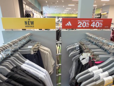 Penang, Malezya - 22 Nisan 2025 'te iki raf giyim sergisi ilanı olan yeni gelenler% 20 indirimli 2 ürün satın aldı ya da% 40 indirimli 3 ürün aldı..