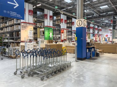 Penang, Malezya - 22 Nisan 2025: IKEA mağazasının kasası yakınında alışveriş arabaları sıralandı..
