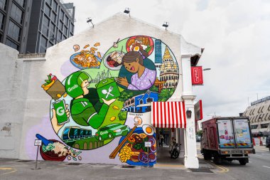 Penang, Malezya 23 Temmuz 2025 Bir binanın üzerinde renkli bir duvar resmi Gıda teslimatçıları ve yerel yemekleri sergiliyor, Şehrin canlı sokak kültürünü ve çeşitli mutfağını kutluyor.