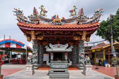 Penang, Malezya 23 Temmuz 2025 güzel bir tapınak sergisi. Yerel satıcılar ve şenlikli dekorasyonlara karşı karmaşık oymalar ve canlı renkler sergileniyor..