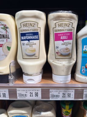 Penang, Malezya - 7 Temmuz 2025: Bir süpermarket rafında sergilenen iki Heinz sosu, orijinal mayonez fiyatı 21.90 ve sarımsak severler için de 21.90.