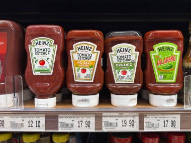 Penang, Malezya - 7 Temmuz 2025: Süpermarkette tuz ve organik seçenekler içermeyen çeşitli Heinz domates ketçap şişeleri, 12.10 ile 19.90 MYR arasında..