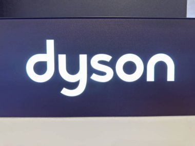 Penang, Malezya - 7 Temmuz 2025: Dyson logosu koyu bir arka plana karşı beyazla aydınlatılır ve markanın temiz ve modern tasarımı sergilenir..