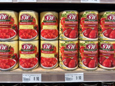 Penang, Malezya - 7 Temmuz 2025: hazır domateslerle dolu raflar ve soyulmuş ürünler, RM 8.90 ve RM 9.90 fiyatları açıkça gösteriliyor.