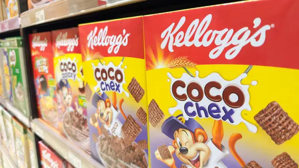 Penang, Malezya - 7 Temmuz 2025: Kellogg 'un Coco Chex gevreğinin birden fazla kutusu bir mağaza rafında sergileniyor, canlı ambalaj renkleri ve markalaşma unsurları açıkça sergileniyor.
