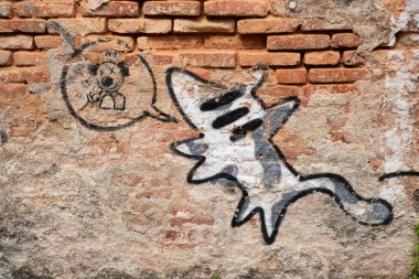 Penang, Malezya 23 Temmuz 2025 altın yazılı dekoratif ahşap bir çift kapı park etmiş scooterlarla çevrili, yerel mimari ve kültür sergileniyor..