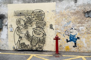 Penang, Malezya 23 Temmuz 2025 altın yazılı dekoratif ahşap bir çift kapı park etmiş scooterlarla çevrili, yerel mimari ve kültür sergileniyor..