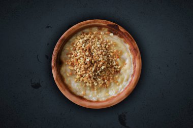 Fırında Türk pudingi, yanmış ve karamelize edilmiş tadı olan Firinda Sutlac..