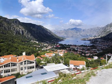 Kotor - Karadağ 'ın güneybatısında bir liman kenti. Kotor Körfezi 'nde, Kotor Körfezi' nin sonunda, Adriyatik kıyısında.