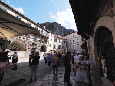 Kotor jest jednym z najlepiej zachowanych redniowiecznych miast w poudniowo-wschodniej Europie, peen zabytkowych budowli. Bakışlar Miasto otoczone jest redniowiecznymi murami miejskimi, ktre cz si z twierdz w..