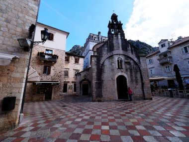 Kotor jest jednym z najlepiej zachowanych redniowiecznych miast w poudniowo-wschodniej Europie, peen zabytkowych budowli. Bakışlar Miasto otoczone jest redniowiecznymi murami miejskimi, ktre cz si z twierdz w..