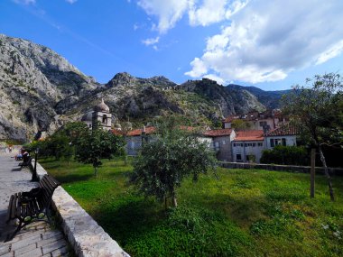 Kotor jest jednym z najlepiej zachowanych redniowiecznych miast w poudniowo-wschodniej Europie, peen zabytkowych budowli. Bakışlar Miasto otoczone jest redniowiecznymi murami miejskimi, ktre cz si z twierdz w..