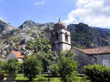 Kotor jest jednym z najlepiej zachowanych redniowiecznych miast w poudniowo-wschodniej Europie, peen zabytkowych budowli. Bakışlar Miasto otoczone jest redniowiecznymi murami miejskimi, ktre cz si z twierdz w..