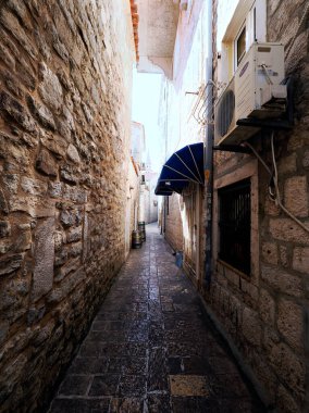 Karadağ 'ın tarihi Budva kentinin dar sokakları ve savunma duvarları büyüleyici.