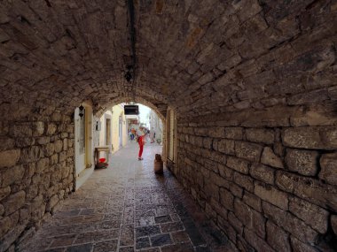 Karadağ 'ın tarihi Budva kentinin dar sokakları ve savunma duvarları büyüleyici.