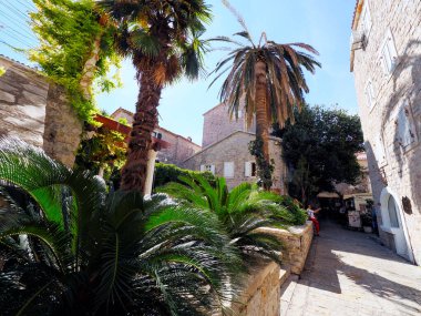 Karadağ 'ın tarihi Budva kentinin dar sokakları ve savunma duvarları büyüleyici.