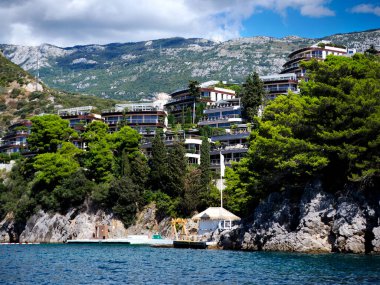 Budva Riviera yakınlarındaki Karadağ 'ın güzel kıyıları - denizden kumsallara ve kasabalara kadarki manzara unutulmaz bir deneyim.