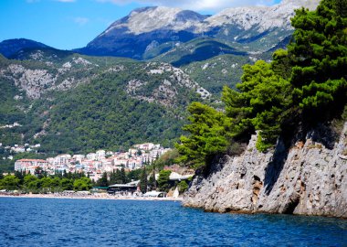 Budva Riviera yakınlarındaki Karadağ 'ın güzel kıyıları - denizden kumsallara ve kasabalara kadarki manzara unutulmaz bir deneyim.
