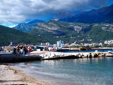 Budva Riviera yakınlarındaki Karadağ 'ın güzel kıyıları - denizden kumsallara ve kasabalara kadarki manzara unutulmaz bir deneyim.