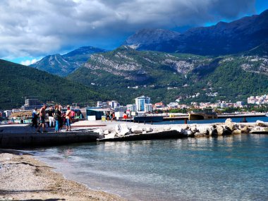 Budva Riviera yakınlarındaki Karadağ 'ın güzel kıyıları - denizden kumsallara ve kasabalara kadarki manzara unutulmaz bir deneyim.