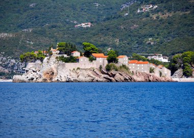 Karadağ 'ın güzel SVETİ STEFAN veya Adriyatik kıyılarının en büyük cazibesi, ne yazık ki bugün turistler tarafından kullanılamıyor.