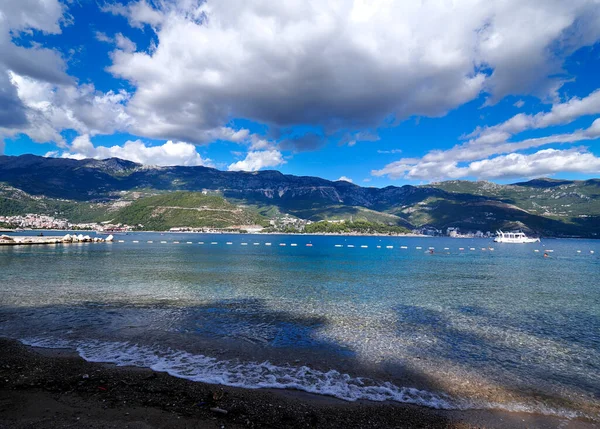 부트바 리비에라 근처에 몬테네그로의 아름다운 바다에서 해변으로 그리고 마을로 경치는 — 스톡 사진