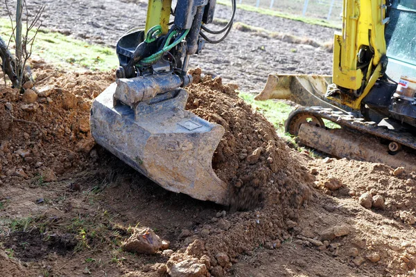 Earthmoving Using Small Crawler Excavator Rechtenvrije Stockafbeeldingen