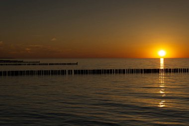 Baltık Denizi üzerinde batan güneşin güzel manzarası