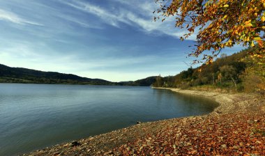 154 / 5 Wyniki tumaczeniaTumaczenieAutumn view of the Klimkwka Resvoir on the Ropa River in Low Beskids