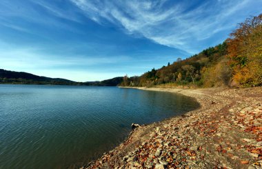 154 / 5 Wyniki tumaczeniaTumaczenieAutumn view of the Klimkwka Resvoir on the Ropa River in Low Beskids