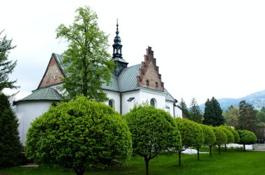 Szczyrzyc 'teki Ortaçağ Manastırı' nın binaları arasında Stradomka Nehri üzerindeki Beskid Wyspowy 'nin pitoresk tepeleri arasında Polonya' nın Strzyrzyc 'teki en eski manastırlarından biri bulunur..