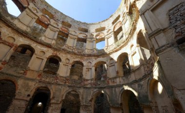 Krzytopr Kalesi 'nin eski duvarlarında ışığın ve gölgelerin büyüsü 16211644 yılında Polonya' nın Ujazd kasabasında bulunan kalenin kalıntıları.