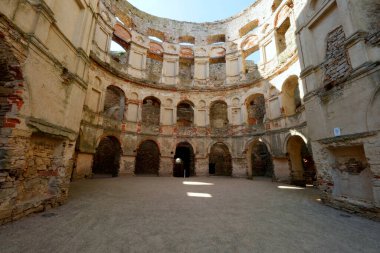 Krzytopr Kalesi 'nin eski duvarlarında ışığın ve gölgelerin büyüsü 16211644 yılında Polonya' nın Ujazd kasabasında bulunan kalenin kalıntıları.