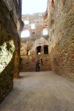 Krzytopr Kalesi 'nin eski duvarlarında ışığın ve gölgelerin büyüsü 16211644 yılında Polonya' nın Ujazd kasabasında bulunan kalenin kalıntıları.