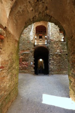 Krzytopr Kalesi 'nin eski duvarlarında ışığın ve gölgelerin büyüsü 16211644 yılında Polonya' nın Ujazd kasabasında bulunan kalenin kalıntıları.