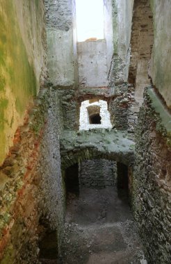 Krzytopr Kalesi 'nin eski duvarlarında ışığın ve gölgelerin büyüsü 16211644 yılında Polonya' nın Ujazd kasabasında bulunan kalenin kalıntıları.