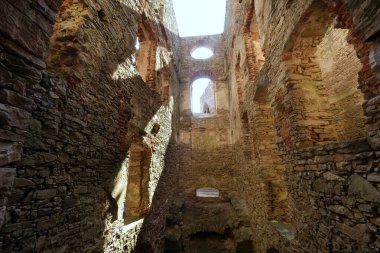 Krzytopr Kalesi 'nin eski duvarlarında ışığın ve gölgelerin büyüsü 16211644 yılında Polonya' nın Ujazd kasabasında bulunan kalenin kalıntıları.