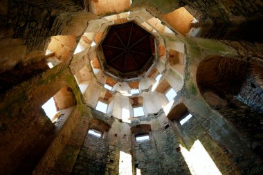 Krzytopr Kalesi 'nin eski duvarlarında ışığın ve gölgelerin büyüsü 16211644 yılında Polonya' nın Ujazd kasabasında bulunan kalenin kalıntıları.