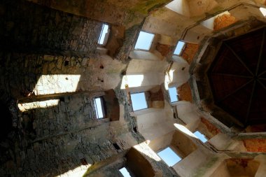 Krzytopr Kalesi 'nin eski duvarlarında ışığın ve gölgelerin büyüsü 16211644 yılında Polonya' nın Ujazd kasabasında bulunan kalenin kalıntıları.