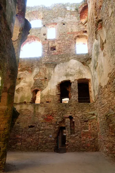 Krzytopr Kalesi 'nin eski duvarlarında ışığın ve gölgelerin büyüsü 16211644 yılında Polonya' nın Ujazd kasabasında bulunan kalenin kalıntıları.