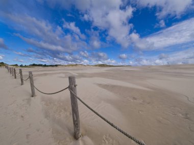 Sowiski Ulusal Parkı, Polonya kıyılarının orta kesiminde yer almaktadır. Polonya kıyılarının orta kesiminde yer almaktadır. Parkın karakteristik özelliklerinden biri de değişen kum tepecikleriyle tükürüğün kumul şerididir..