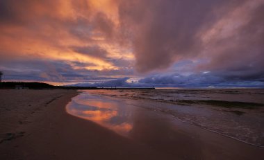 Akşamları deniz kenarında yürürken turistlerle, kuşlarla ve güzel günbatımlarına tanık oluyoruz.