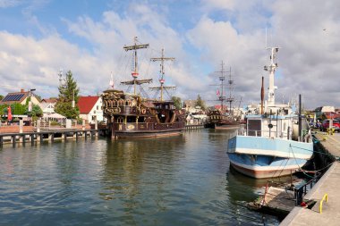 Baltık Denizi 'ndeki küçük bir balıkçı limanında Bir yaz günü öğleden sonra küçük bir balıkçı limanının atmosferinde