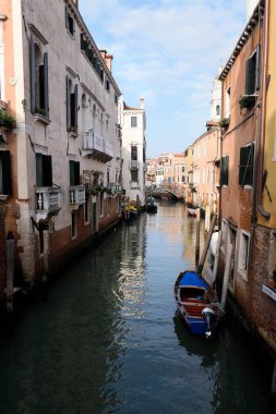 Venedik kanalları ve büyüleyici sokaklar turistler için bir cennettir. Su üzerindeki şehir, güzelliği ve Venedik atmosferiyle sürprizlerle doludur.