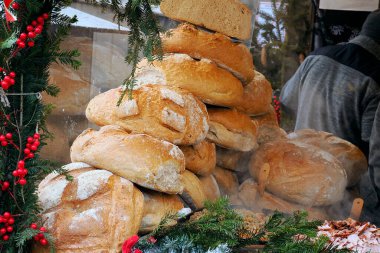 Pazar meydanı her zaman renklidir, geleneksel ev yapımı ekmeğe dikkat çekilir..