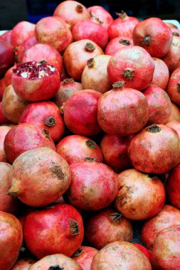 Pazar meydanında farklı turunçgiller, limonlar, portakallar, narlar ve kivilerin güzel çeşitleri var.