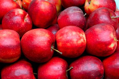 Pazar meydanı her zaman renkli, sulu ve taze meyve ve sebzeler ilgi çeker. Pazar yerinde farklı meyve ve sebzeler vardır.