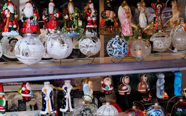 Pazar meydanı her zaman renkli, güzel Noel ağacı süslemeleri dikkat çeker.